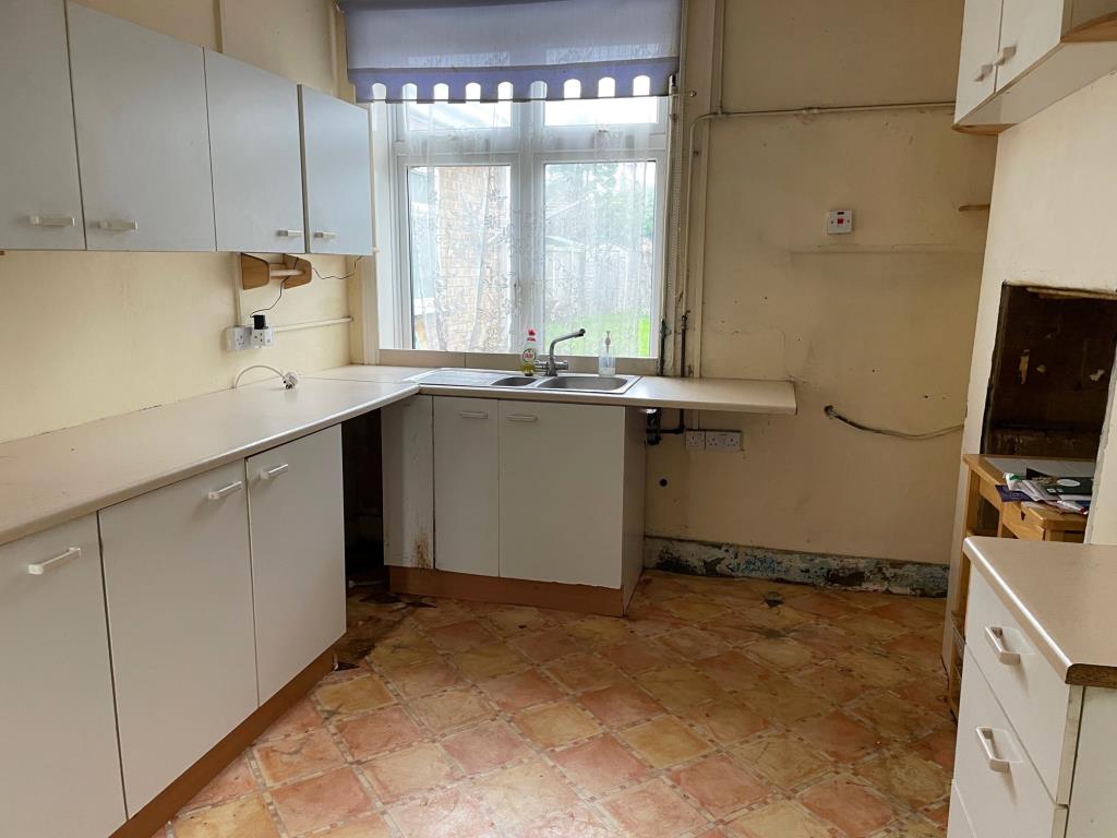 Lot: 130 - THREE-BEDROOM SEMI FOR IMPROVEMENT IN POPULAR LOCATION -
